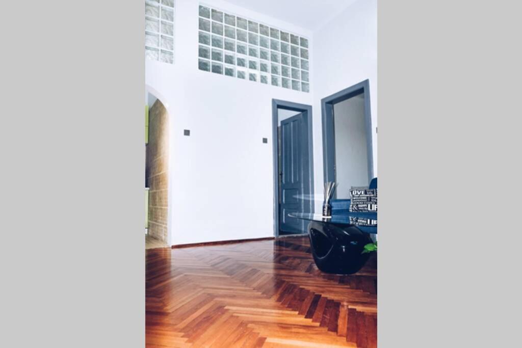 ☆Modern High Ceiling Apartment - Heart Of The City Oradea Eksteriør bilde